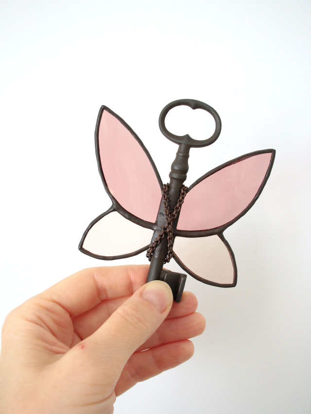 🗝️ Clé volante "Romantasy" en vitrail