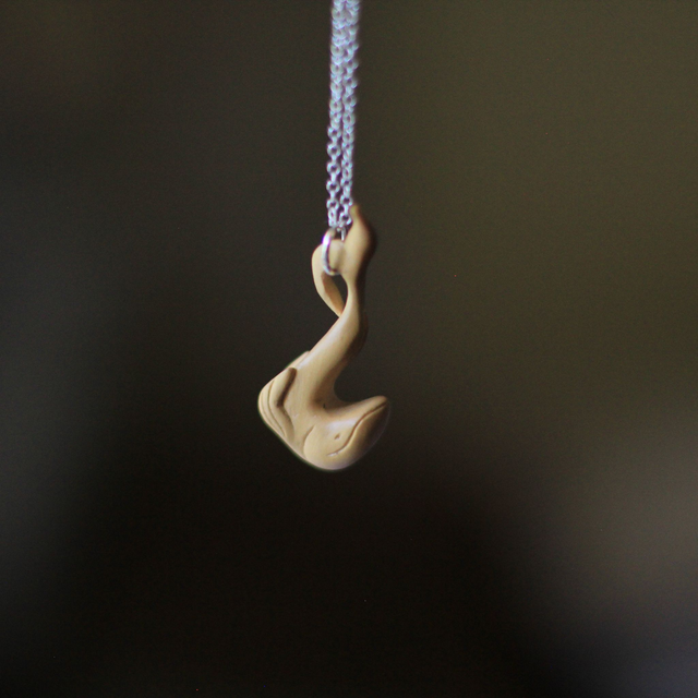 Pescado - Pendentif en buis sculpté au couteau