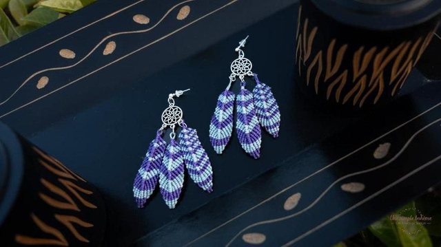 Paire de boucles d&#039;oreilles plumes en micro-macramé 