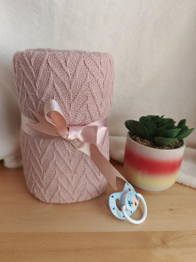 Couverture rose brodé 