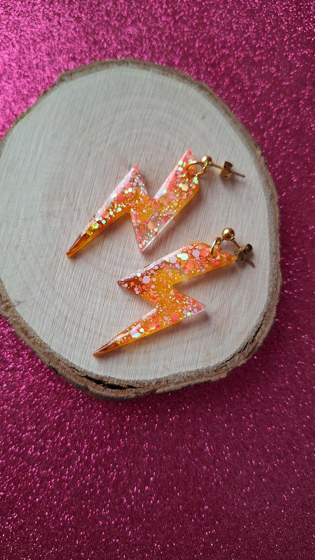 Boucles d'oreilles éclairs paillettes Corails/blanches et encre à alcool dorée/orangée