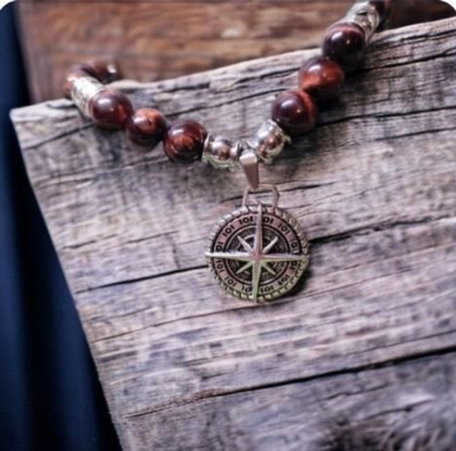 Collier en Oeil de Taureau et sa boussole (Force intérieure, Protection, Dynamisme)