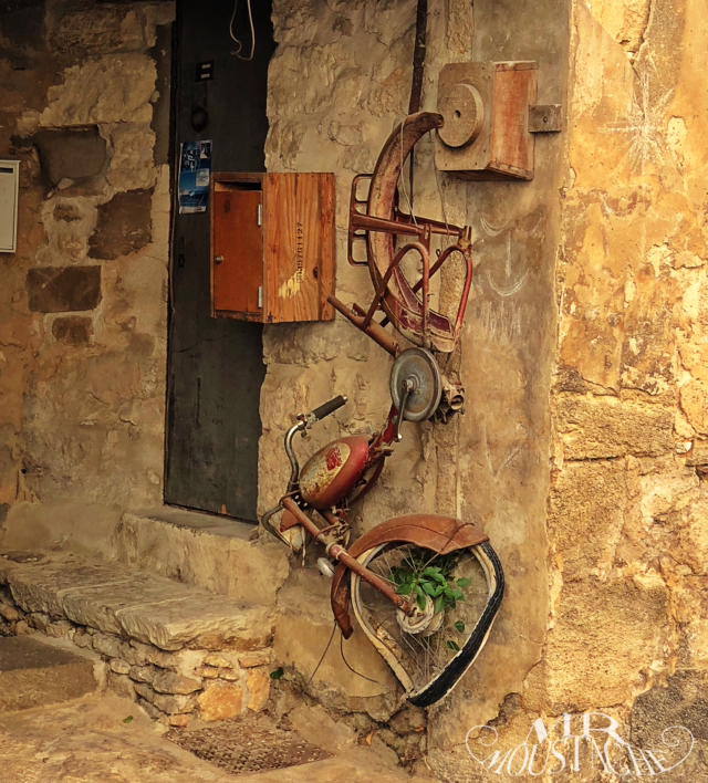 Mobylette suspendue dans le temps .