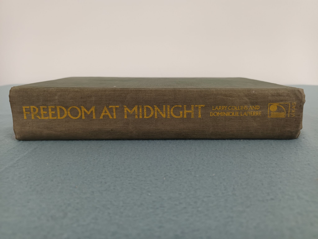 FREEDOM AT MIDNIGHT BY LARRY COLLINS AND DOMINIQUE LAPIERRE. PUBLISHED BY VIKAS PUBLISHING HOUSE PVT LTD 1976