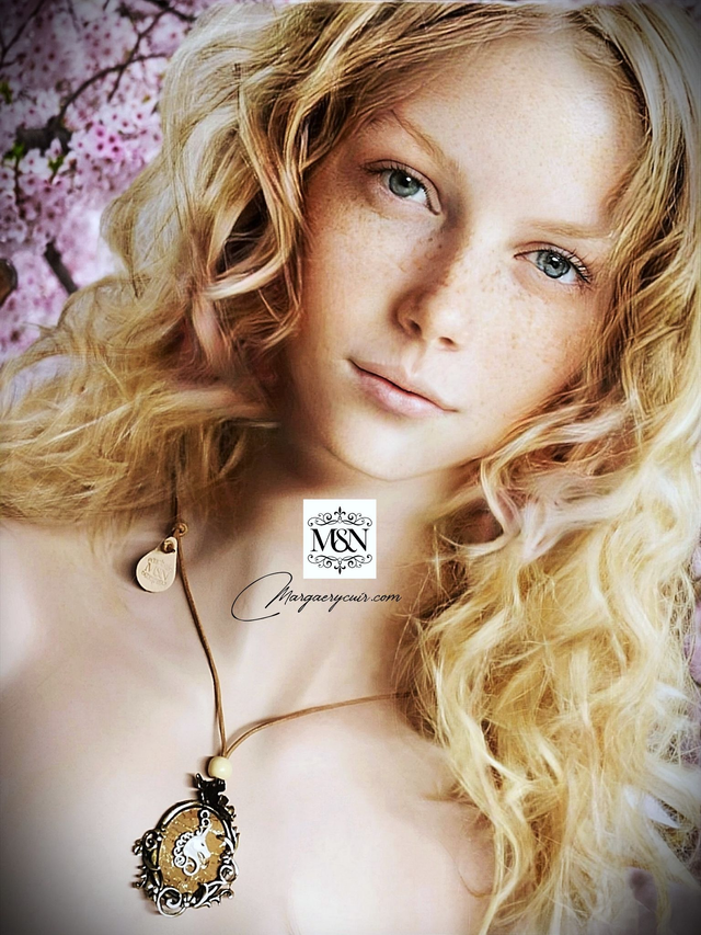 Collier licorne en cuir liège et métal