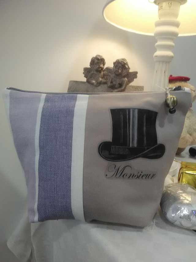 Trousse pochette homme  "MONSIEUR" doublée tissu imperméable fermée par zip 