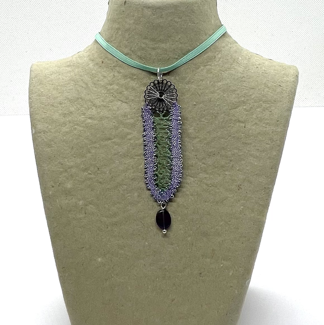 Pendentif résille - parme et vert