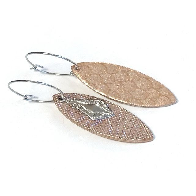 Boucles d’oreilles « Majeur » réversibles, argentées, cuir de chèvre couleur champagne à pois holographique/ champagne motifs écailles de poisson