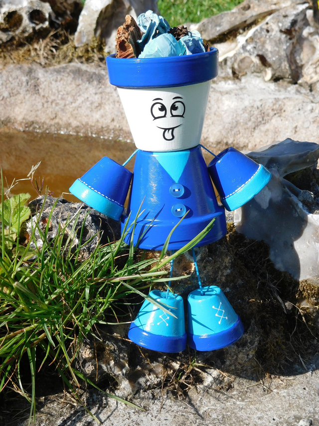 Bonhomme en pot de fleur bleu