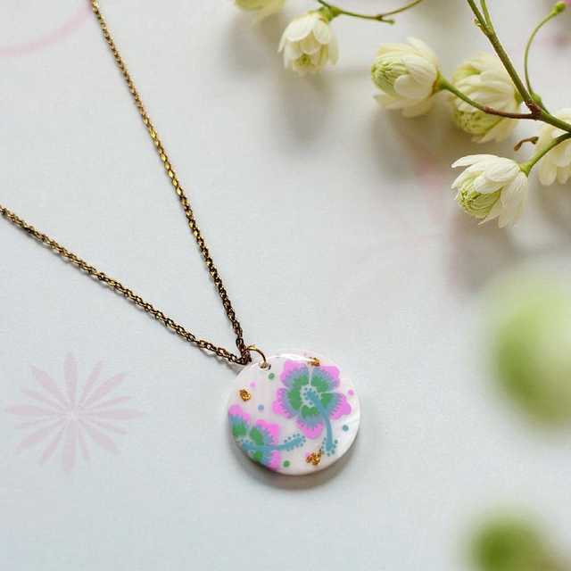 Collier dessiné Flora acier inoxydable rose vert bleu nacre