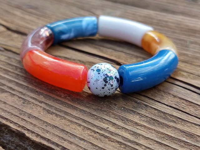 Bracelet perles tubes incurvées acrylique Uma Agniya