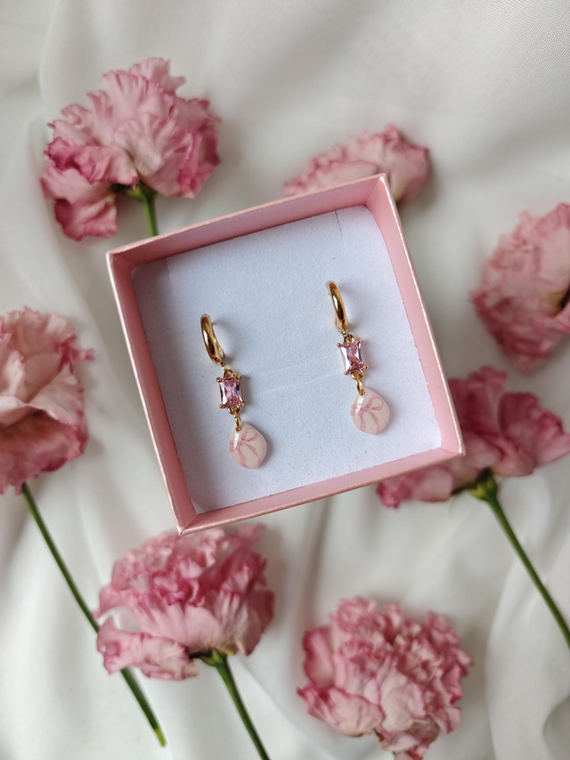 Valentinova kolekcija Roza pentlja - Viseči uhani s dodatkom roza cirkonije