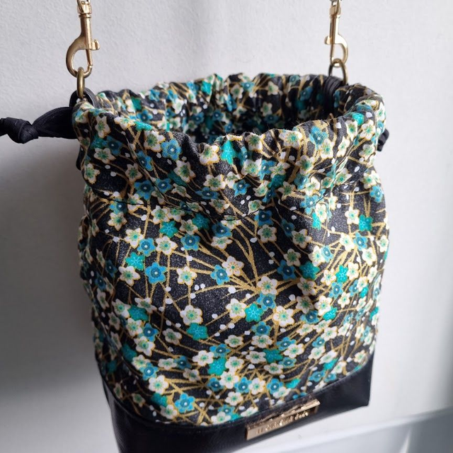 Baluchon "Haru" vert & simili cuir noir