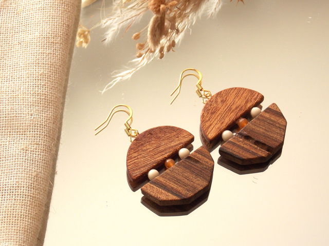 Boucles d&#039;oreilles en bois de noyer et de sipo | Artisanat isérois