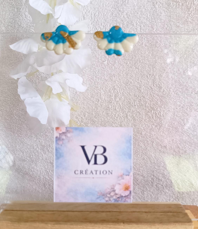 Boucles d'oreilles demie fleur bleues blanches et or