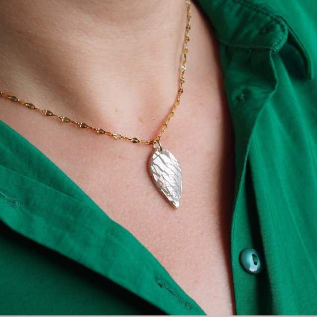 Collier artisanal en acier inoxydable avec pendentif goutte effet craquelé doré