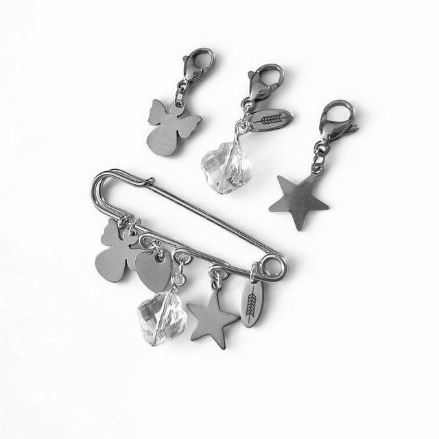 INTY Broche argentée et ses 3 CHARMS bonnet 