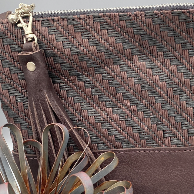 Brown raffia and leather pouch 