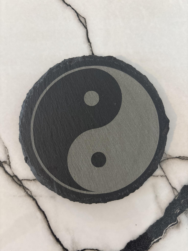Yin et yang gravé sur un dessous de verre en ardoise de 10 cm de diamètre