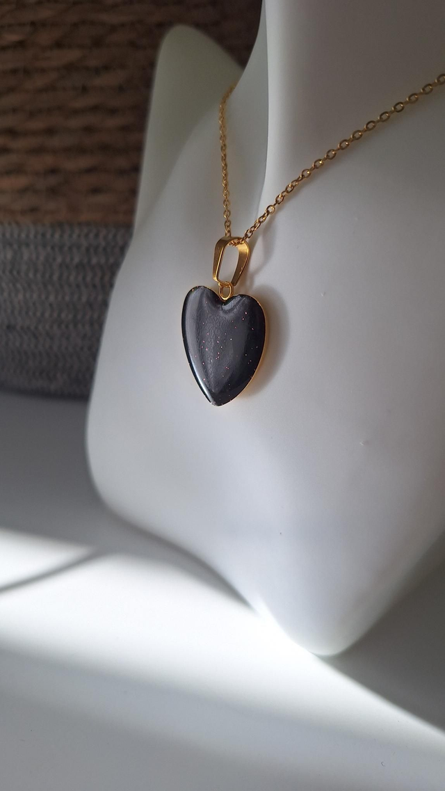 Collier cœur noir à paillettes roses