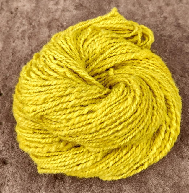 Écheveau de laine 90gr, teinture végétale feuille de boulot, retord deux fils