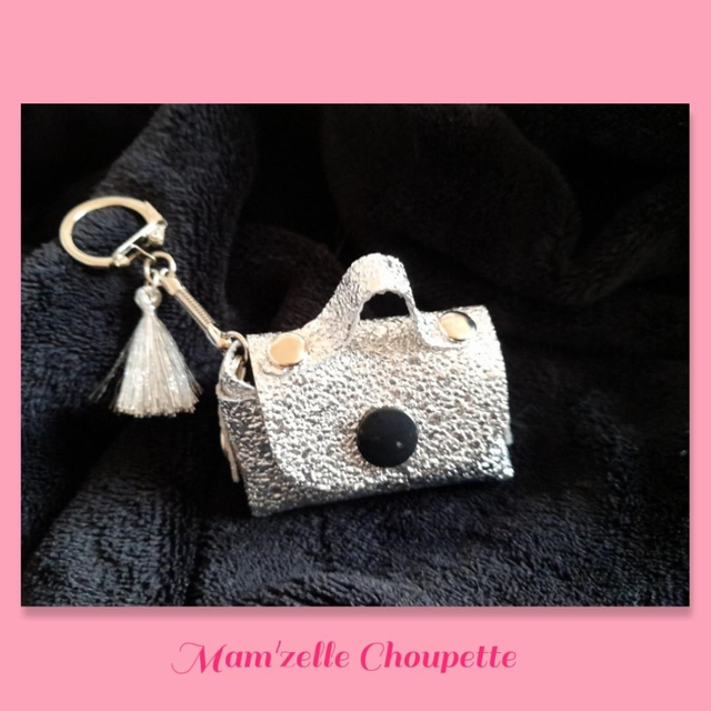 Porte-clés mini sac argenté brillant