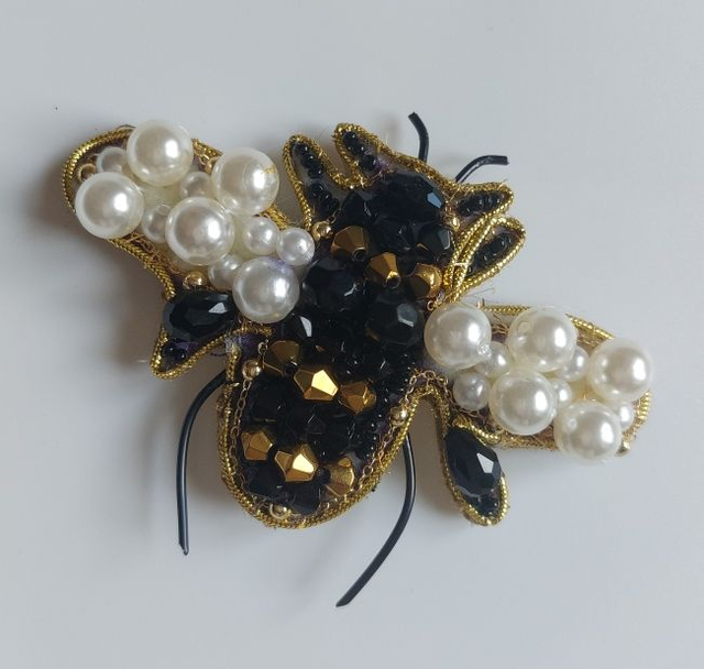Broche gros bourdon perles