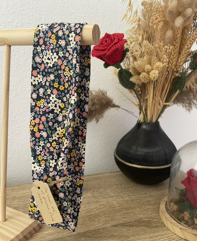 Bandeau noir fleuri 