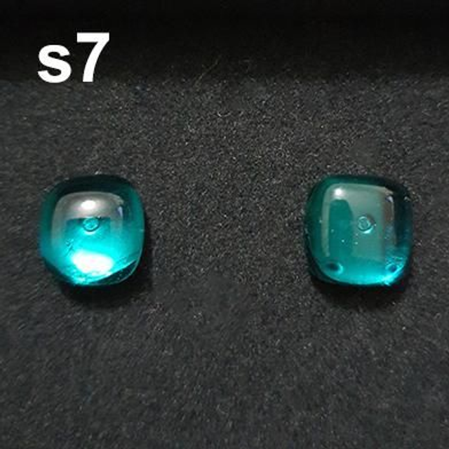 S7 Small emerald green stud earrings