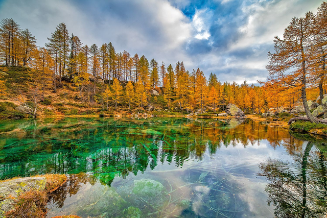 Lago delle streghe autunnale