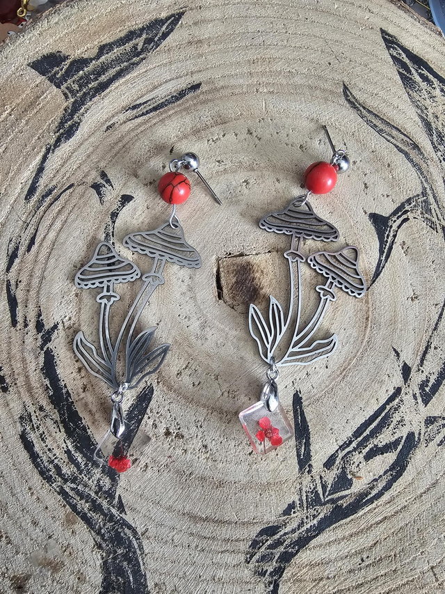 Duo de champignons , corail et fleurs rouges 