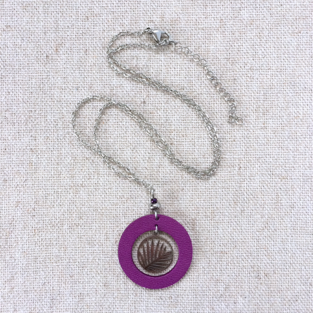 Collier « Harmonie » argenté, cuir couleur lilas