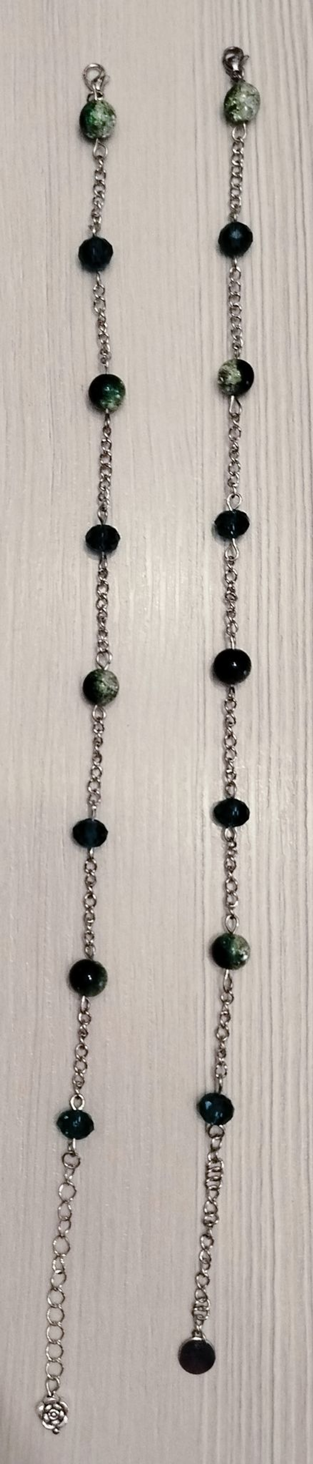 Chaînette de cheville en perles de verre craquelé et à facettes multicolores, longueur ajustable de 24 à 28 cm.