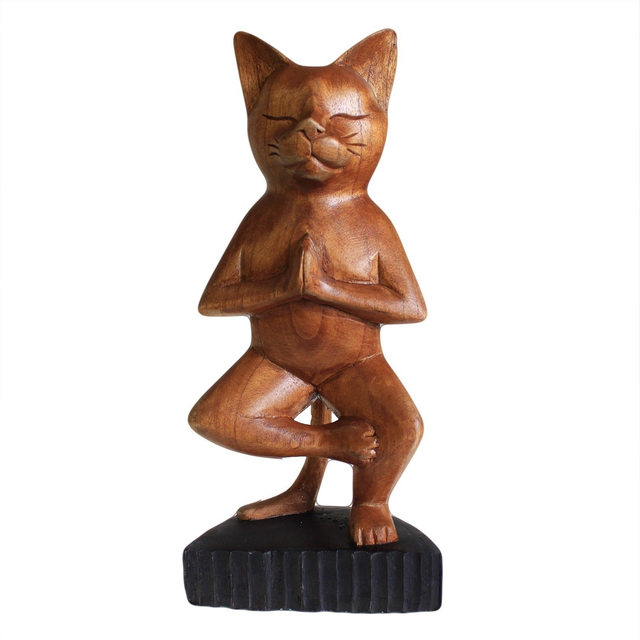 Chats Yoga sculptés sur une patte 
