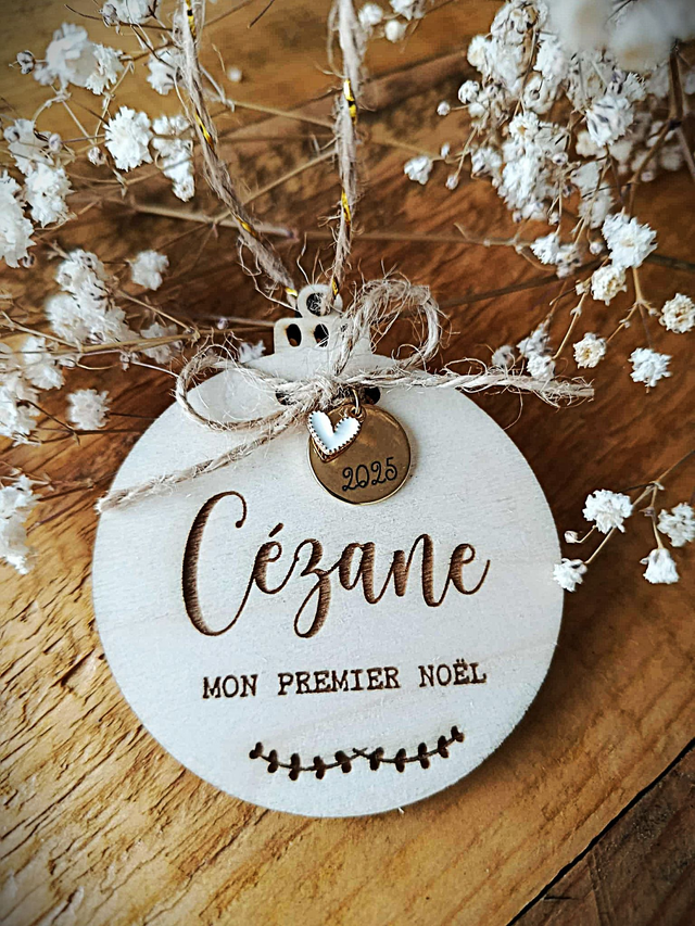 Boule de noël avec médaillon doré