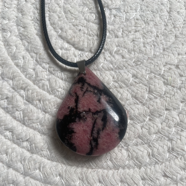 Pendentif pierre plate forme libre Rhodonite 40 mm qualité A