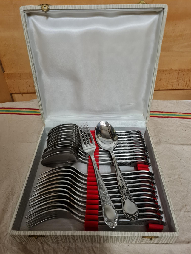 Menagère Inox 12 fourchettes et 12 cuillères a soupe