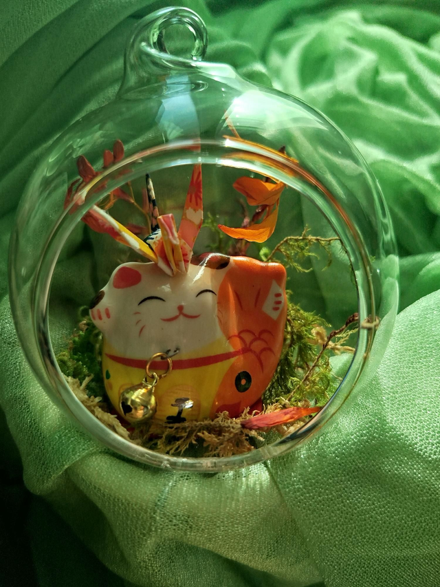 Boule maneki neko et grue jaunes 