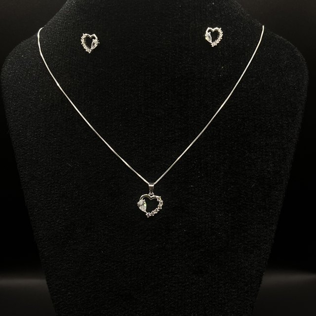 Conjunto coração vazado cravejado 