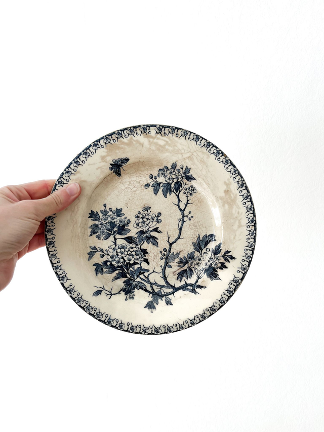 Assiette sur pied Terre de Fer – Modèle Aubépine