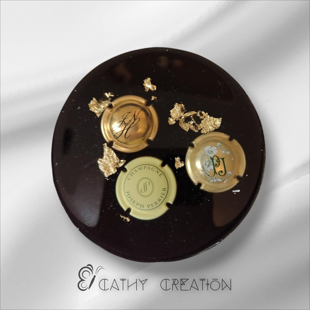 Sous verre avec inclusion de capsules de champagne 