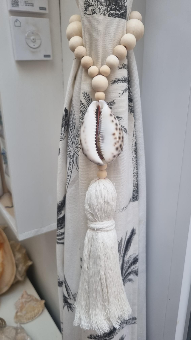 Embrasse coquillage tigris pompon beige 