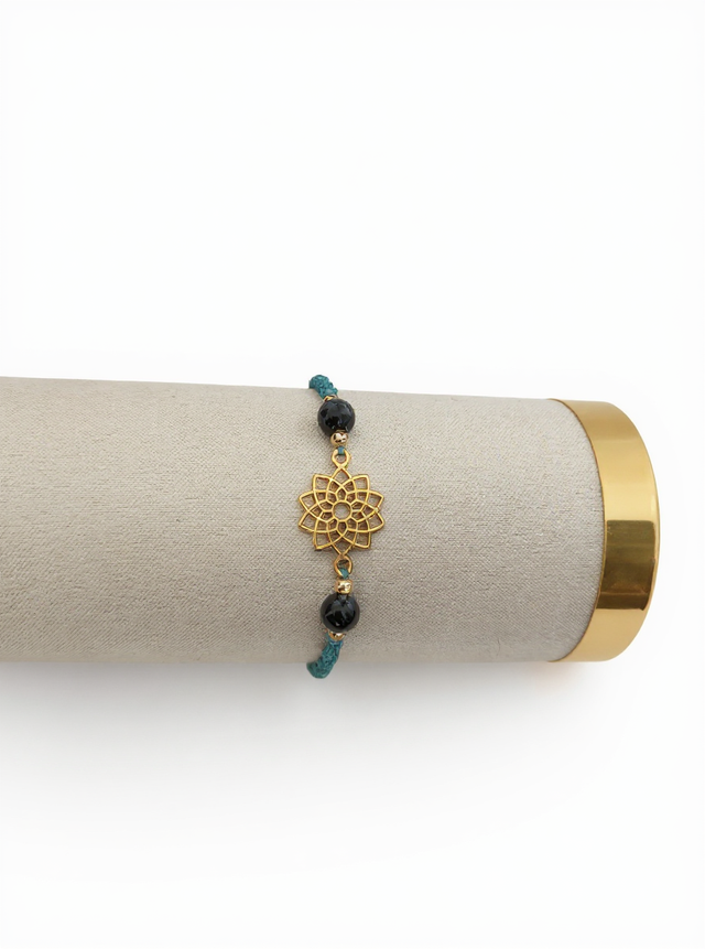 Bracelet rosace dorée en micro-macramé