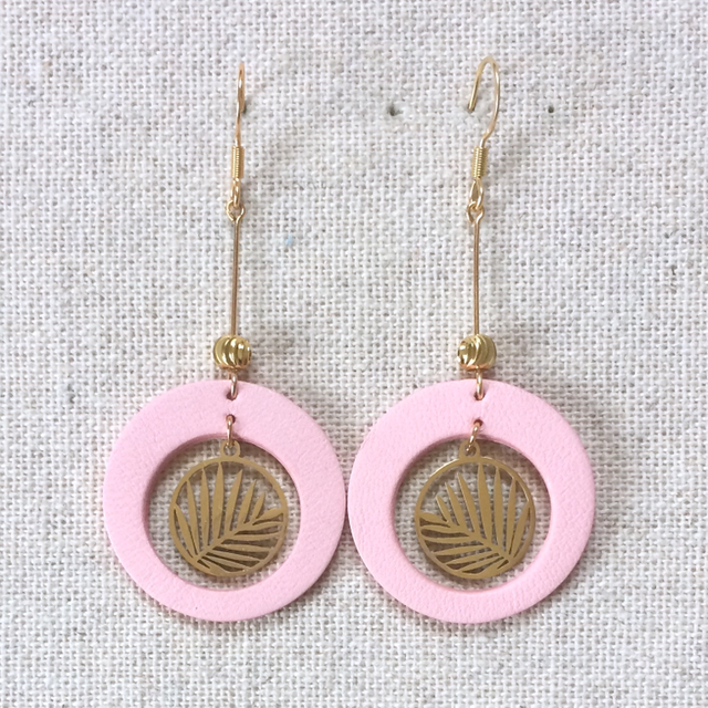 Boucles d’oreilles « Harmonie » dorées, cuir rose pâle