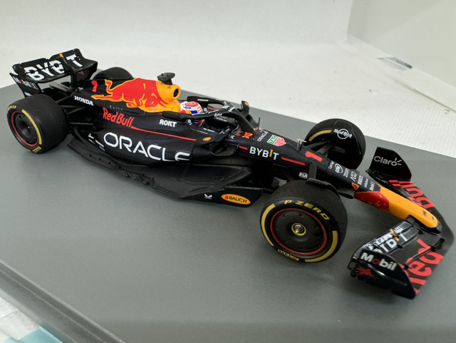 Red Bull RB19 M. Verstappen Formel 1 Qatar 2023 Driver Champion Spark 1:43