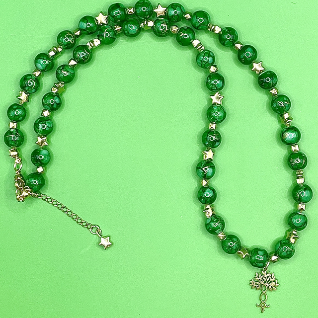C46 - Collier perles en verre vertes et pendentif arbre de vie