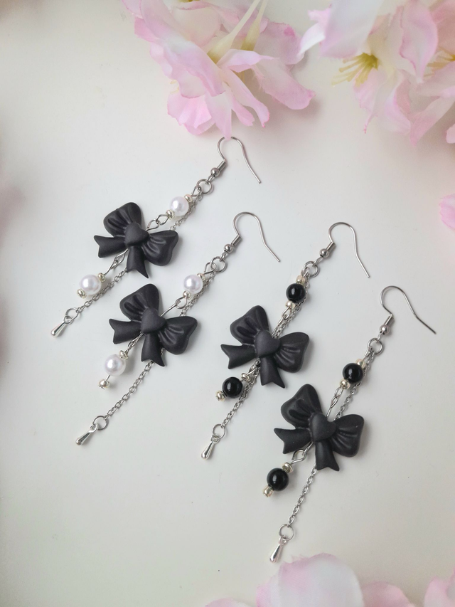 Rusettikorvakorut ketjulla