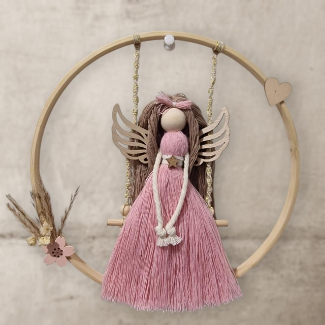 Poupée ange sur balançoire 