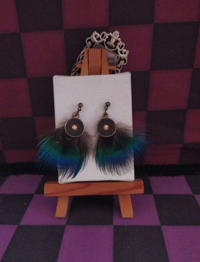 Clous d'oreilles bronze plumes de paon et breloques