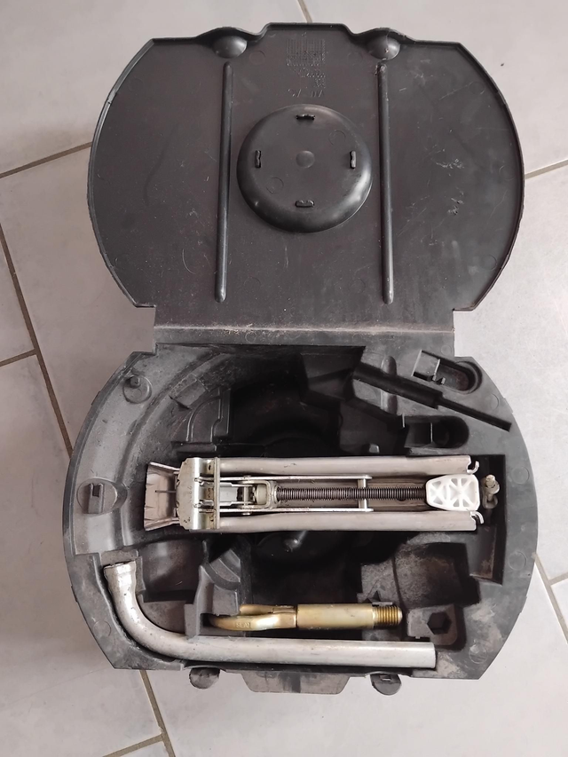 Cric boite de secours Volkswagen Polo IV